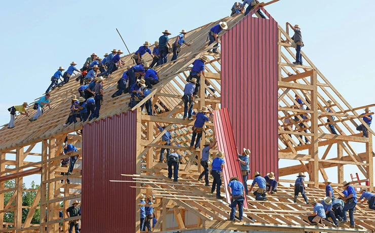 Das LREC Expertennetzwerk arbeitet in Teamarbeit an einem Hausbau.